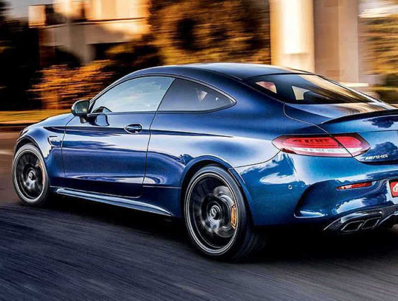 Seguindo a fórmula do bem-sucedido S 63 AMG, o Classe C ganha sua versão Coupé com duas portas a menos e um desenho próprio que é lindo de morrer.